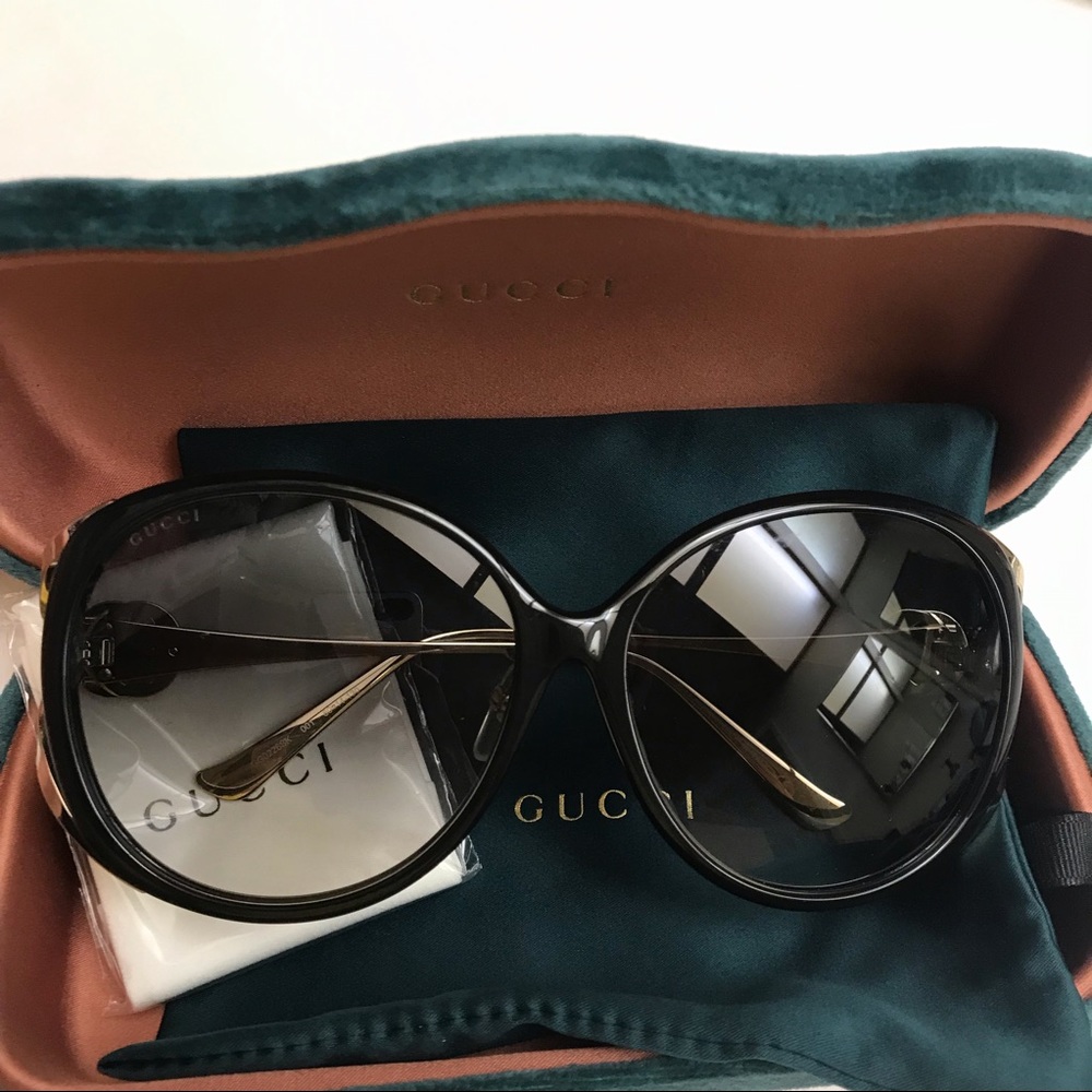 Gucci sunglass / new condition